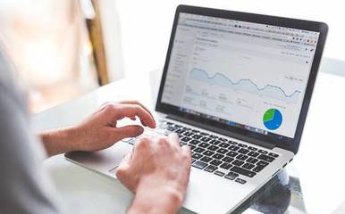 朗坤 数字时代的财经跨界探索者